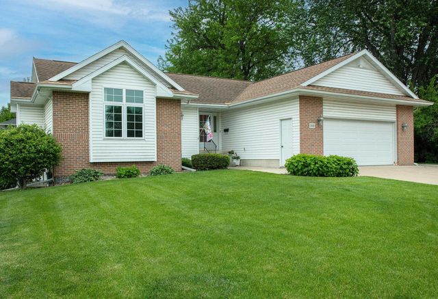 1303 Orchard Dr, Cedar Falls, IA 50613