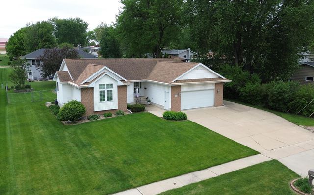 1303 Orchard Dr, Cedar Falls, IA 50613