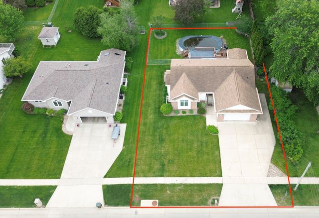 1303 Orchard Dr, Cedar Falls, IA 50613