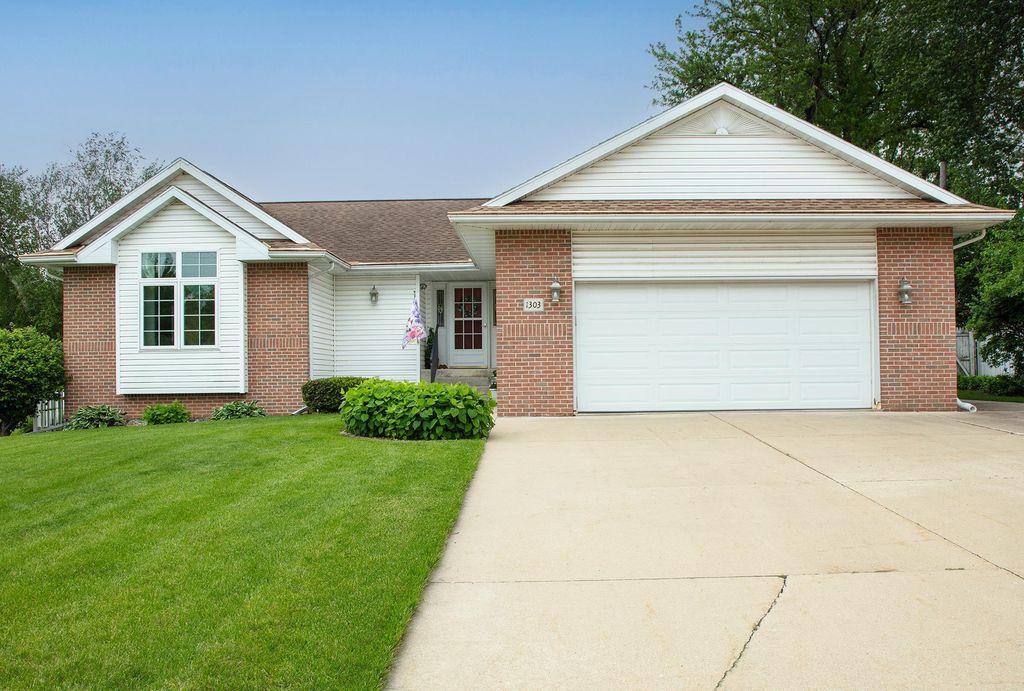 1303 Orchard Dr, Cedar Falls, IA 50613