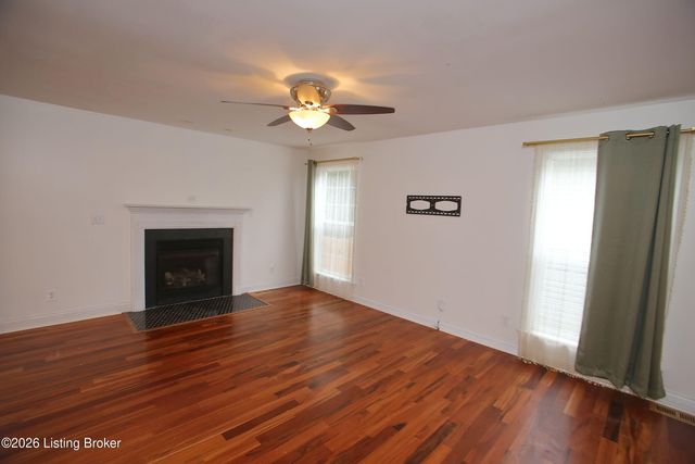 8004 Village Gate Ct, Louisville, KY 40291