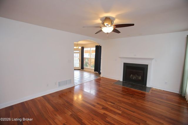 8004 Village Gate Ct, Louisville, KY 40291