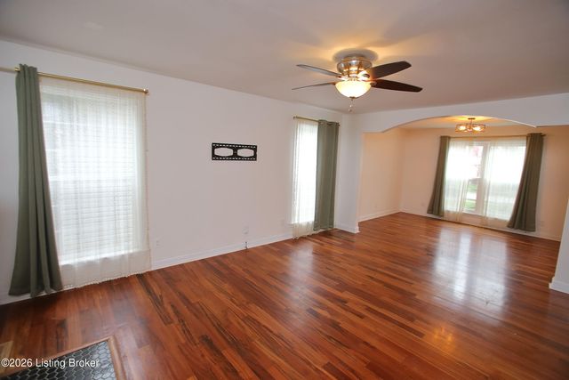 8004 Village Gate Ct, Louisville, KY 40291