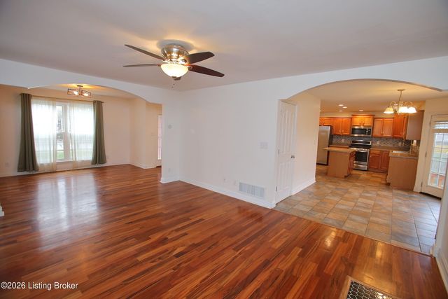 8004 Village Gate Ct, Louisville, KY 40291