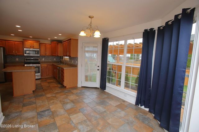 8004 Village Gate Ct, Louisville, KY 40291