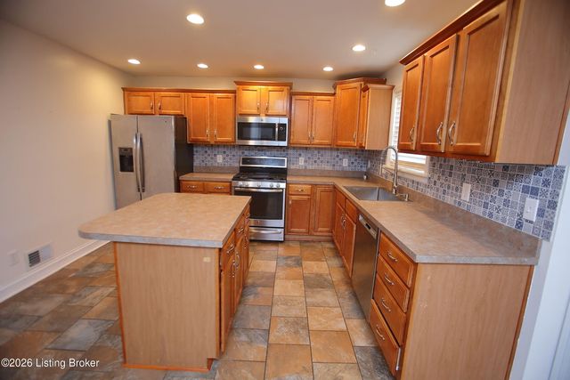 8004 Village Gate Ct, Louisville, KY 40291