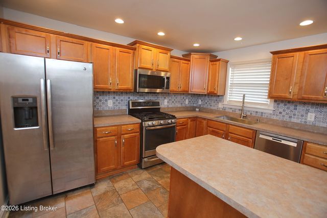 8004 Village Gate Ct, Louisville, KY 40291