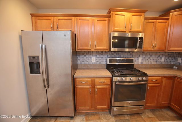 8004 Village Gate Ct, Louisville, KY 40291