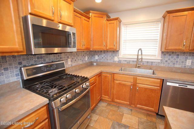 8004 Village Gate Ct, Louisville, KY 40291