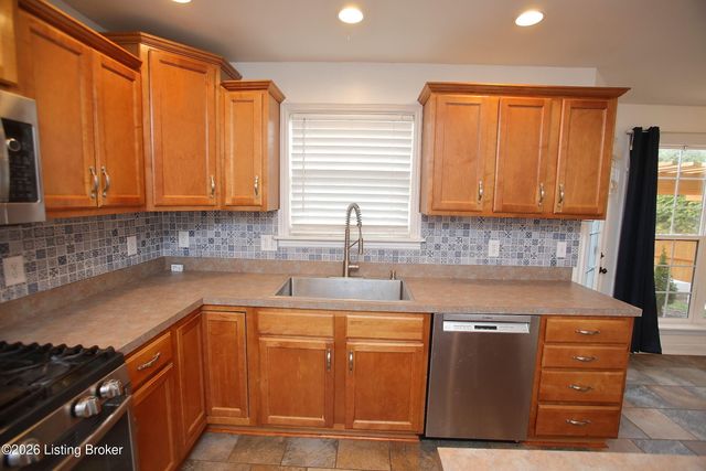 8004 Village Gate Ct, Louisville, KY 40291