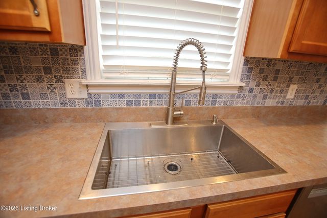 8004 Village Gate Ct, Louisville, KY 40291