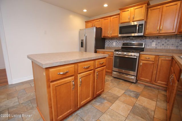 8004 Village Gate Ct, Louisville, KY 40291