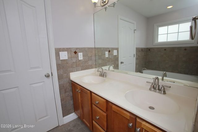 8004 Village Gate Ct, Louisville, KY 40291