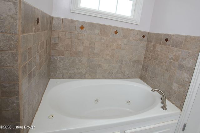 8004 Village Gate Ct, Louisville, KY 40291