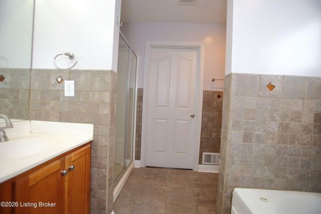 8004 Village Gate Ct, Louisville, KY 40291