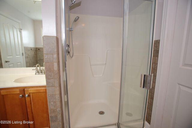 8004 Village Gate Ct, Louisville, KY 40291