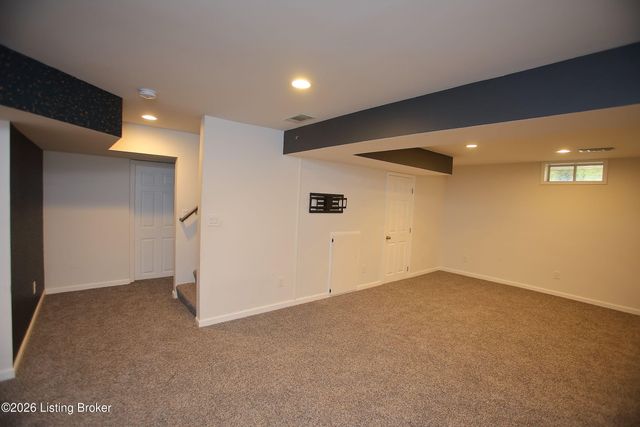 8004 Village Gate Ct, Louisville, KY 40291