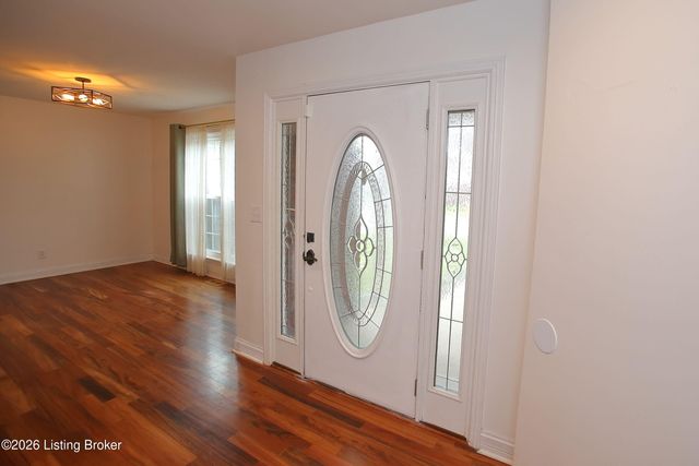 8004 Village Gate Ct, Louisville, KY 40291