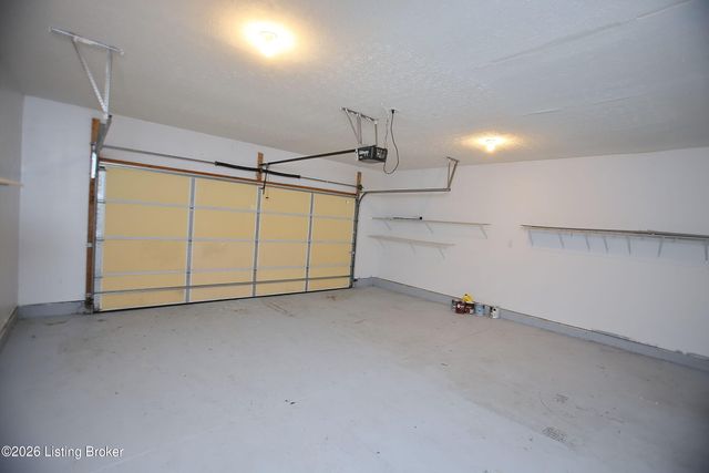 8004 Village Gate Ct, Louisville, KY 40291