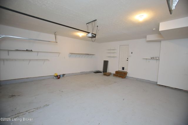 8004 Village Gate Ct, Louisville, KY 40291