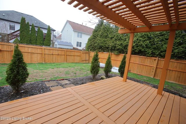 8004 Village Gate Ct, Louisville, KY 40291