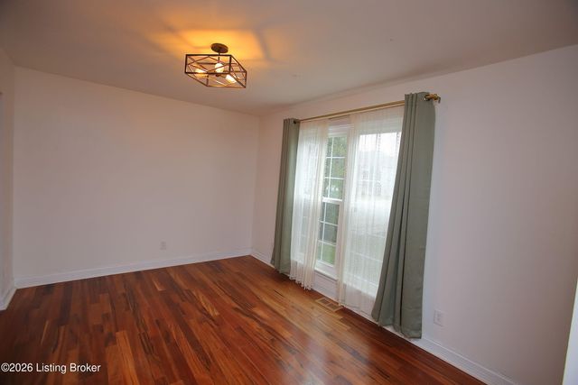 8004 Village Gate Ct, Louisville, KY 40291