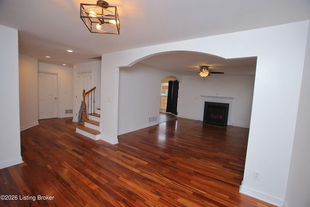 8004 Village Gate Ct, Louisville, KY 40291