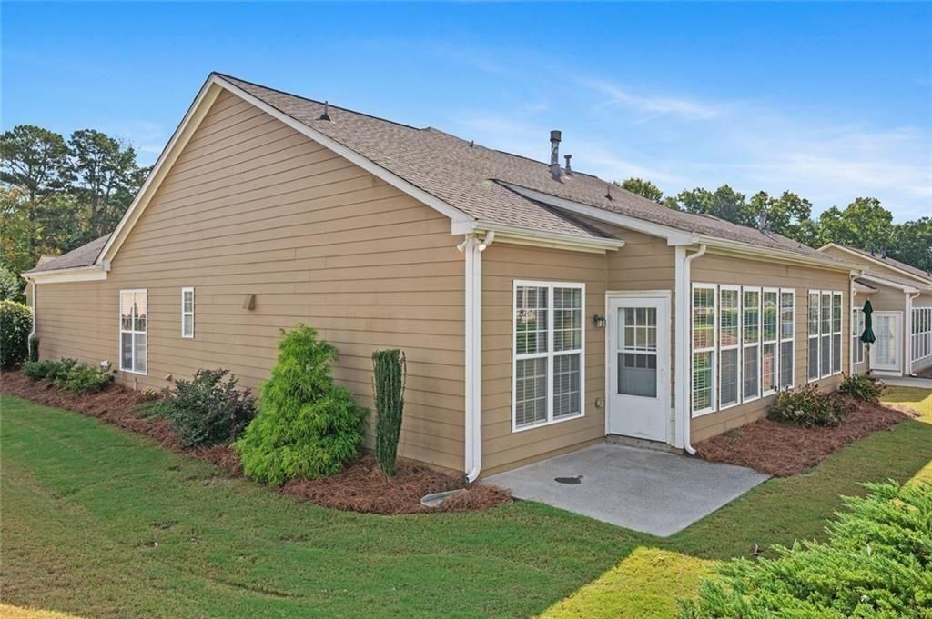 Image 5 of property listing at 5310 Kings Common Way, Cumming, GA 30040