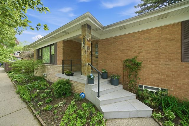 2456 W Farwell Avenue, Chicago, IL 60645