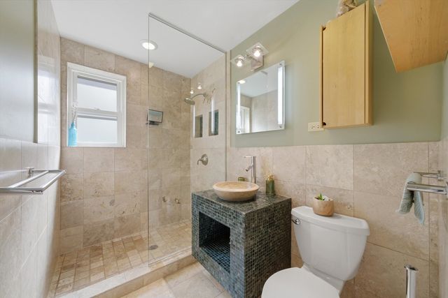 2456 W Farwell Avenue, Chicago, IL 60645