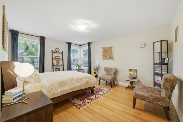 2456 W Farwell Avenue, Chicago, IL 60645