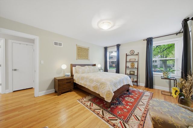 2456 W Farwell Avenue, Chicago, IL 60645