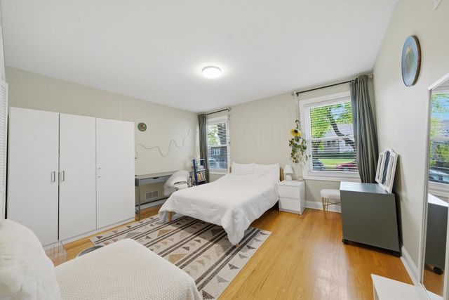 2456 W Farwell Avenue, Chicago, IL 60645