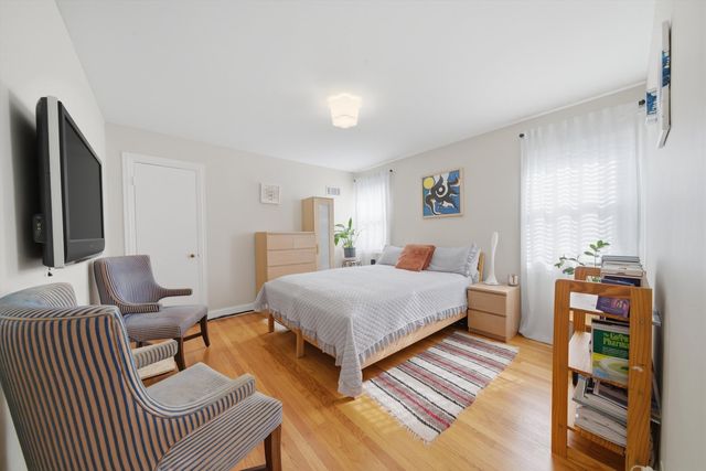 2456 W Farwell Avenue, Chicago, IL 60645