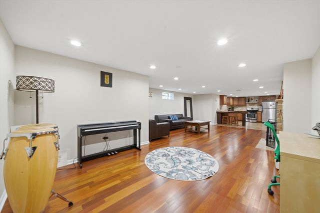 2456 W Farwell Avenue, Chicago, IL 60645