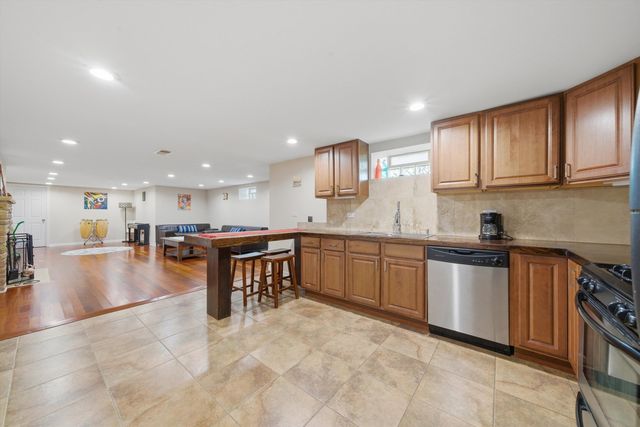 2456 W Farwell Avenue, Chicago, IL 60645