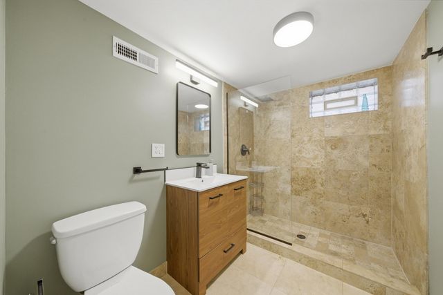 2456 W Farwell Avenue, Chicago, IL 60645