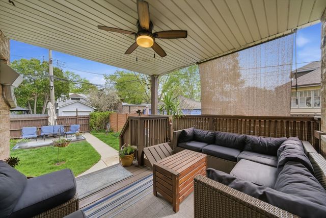 2456 W Farwell Avenue, Chicago, IL 60645