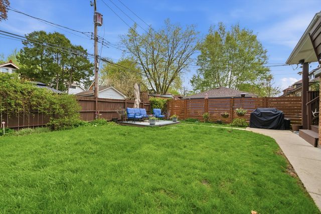 2456 W Farwell Avenue, Chicago, IL 60645