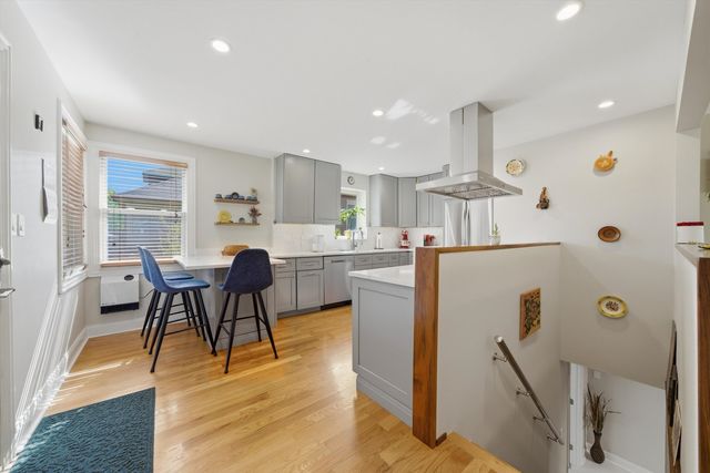 2456 W Farwell Avenue, Chicago, IL 60645