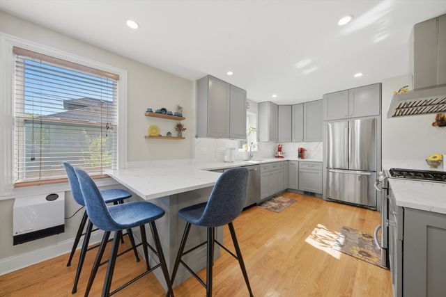 2456 W Farwell Avenue, Chicago, IL 60645