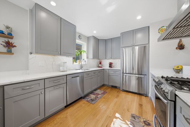 2456 W Farwell Avenue, Chicago, IL 60645