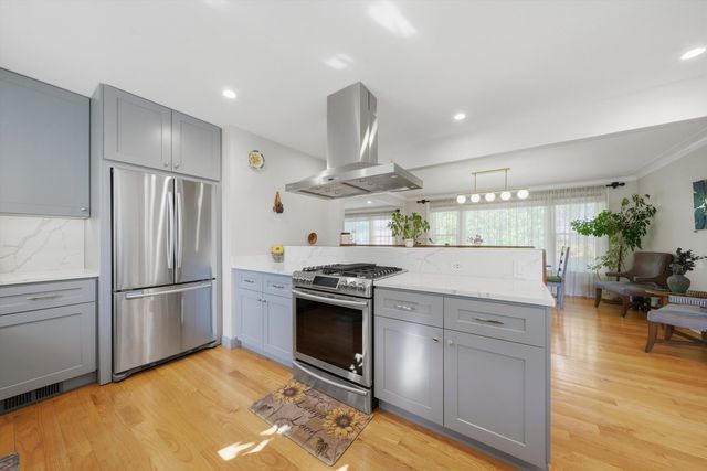 2456 W Farwell Avenue, Chicago, IL 60645