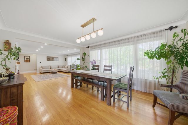 2456 W Farwell Avenue, Chicago, IL 60645