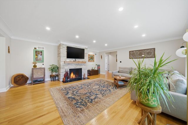 2456 W Farwell Avenue, Chicago, IL 60645