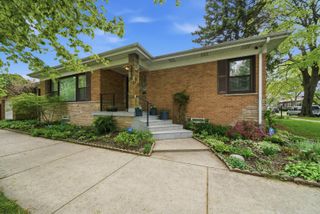 2456 W Farwell Avenue, Chicago, IL 60645