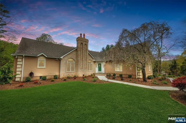 2 Crocker Mansion Drive, Mahwah, NJ 07430