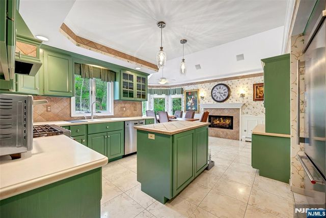 2 Crocker Mansion Drive, Mahwah, NJ 07430