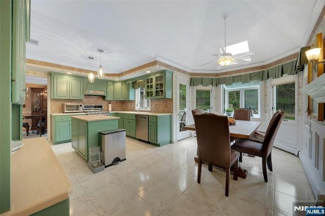 2 Crocker Mansion Drive, Mahwah, NJ 07430