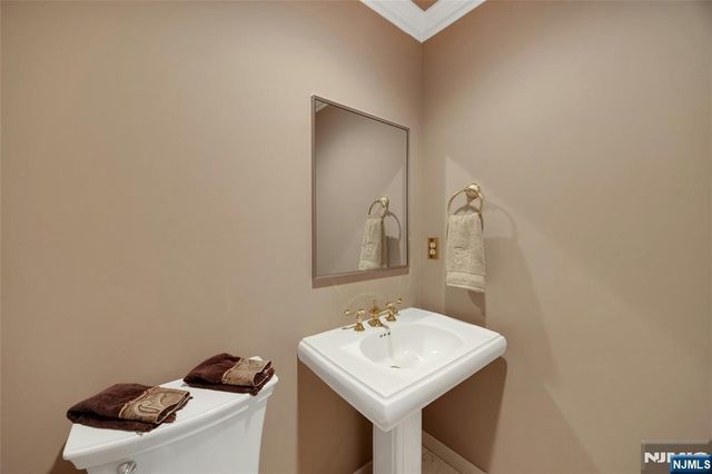 2 Crocker Mansion Drive, Mahwah, NJ 07430